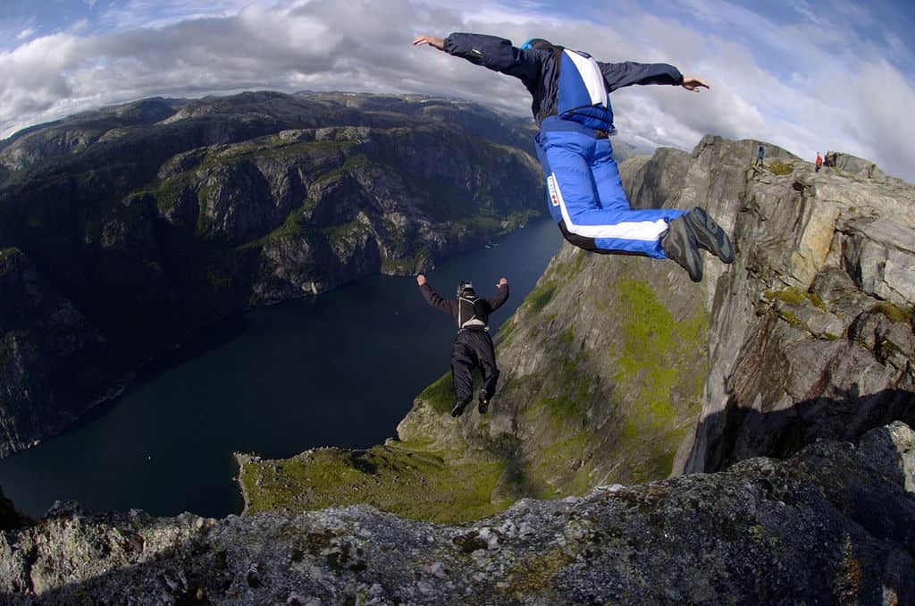 BASE jumping – rozrywka dla fanów mocnej adrenaliny