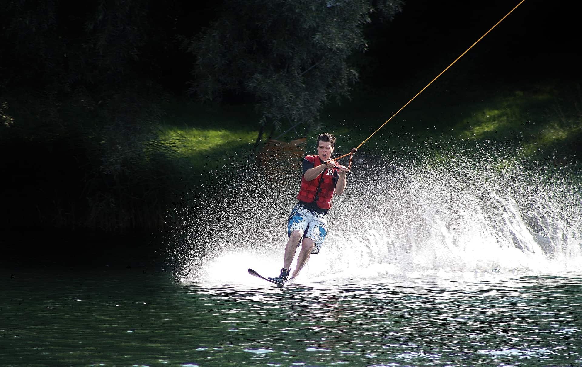 Spektakularne akrobacje pokłosiem żmudnych treningów. Na czym polega nauka narciarstwa wodnego?