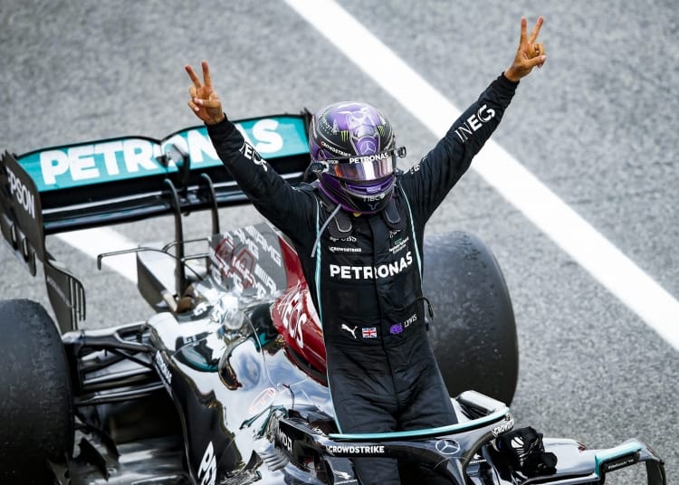 Na zdjęciu: Lewis Hamilton po triumfie w GP Hiszpanii 2021; foto: Xavier Bonilla - Pool / Getty Images Sport