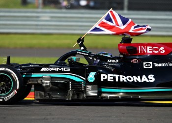 Lewis Hamilton świętuje zwycięstwo w Grand Prix Wielkiej Brytanii 2021; foto: Joe Portlock - Formula 1 / Formula 1 via Getty Images