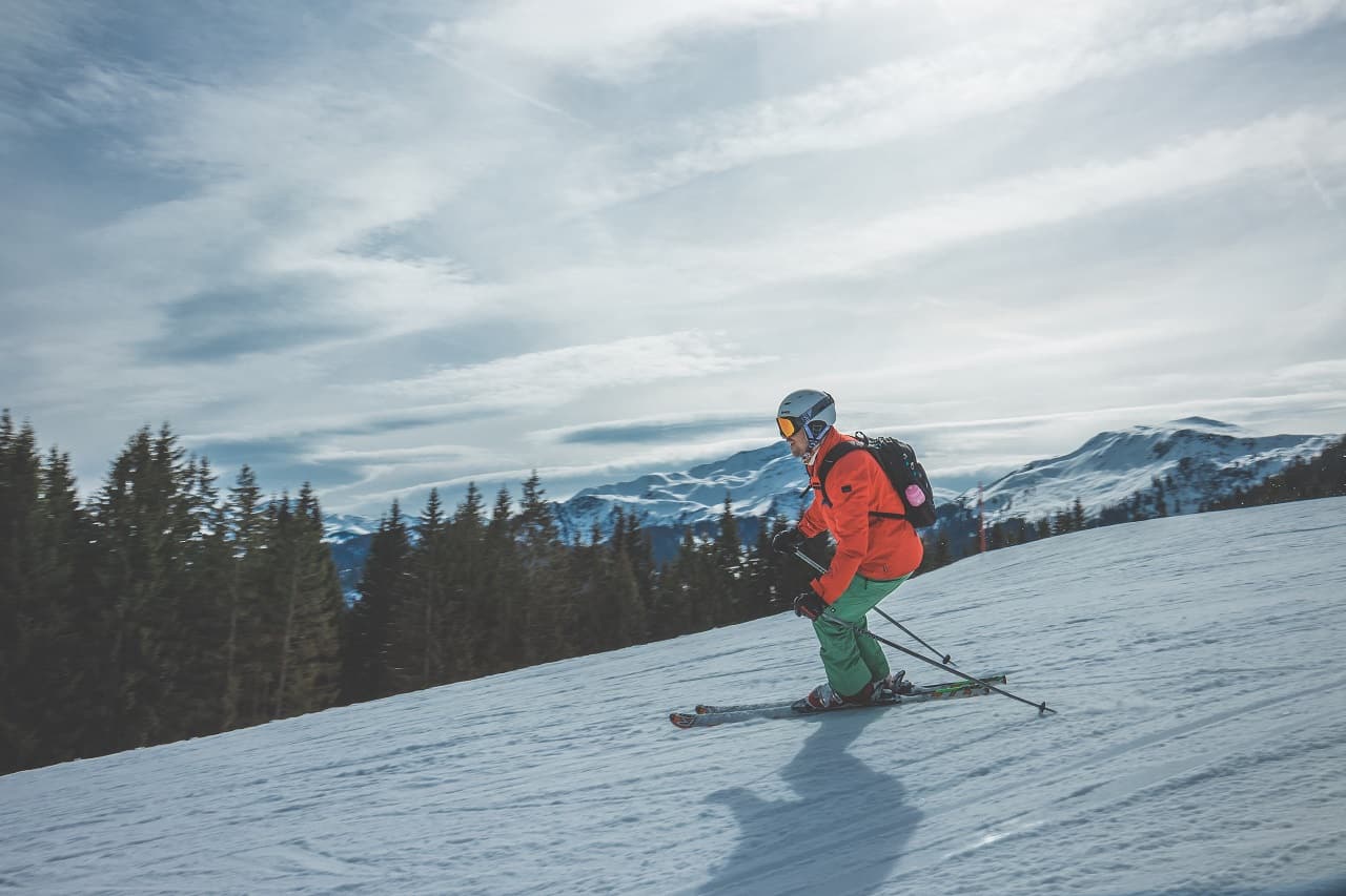 Dlaczego polisa turystyczna jest idealna dla narciarzy?