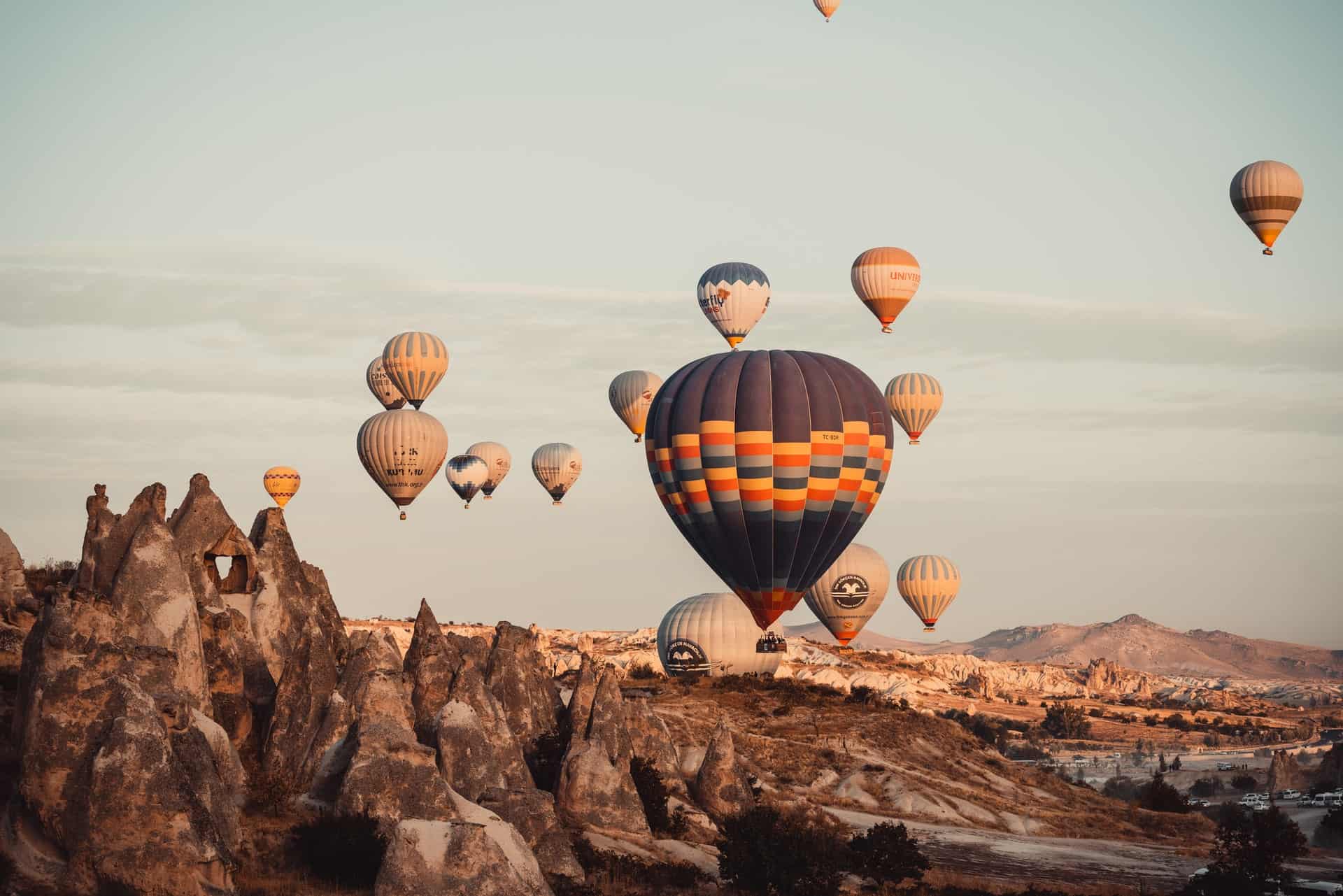 Lot balonem w Kapadocji – dlaczego warto odwiedzić europejską stolicę baloniarstwa?