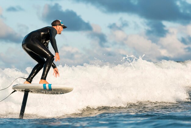 Jak zacząć swoją przygodę z windsurfingiem?